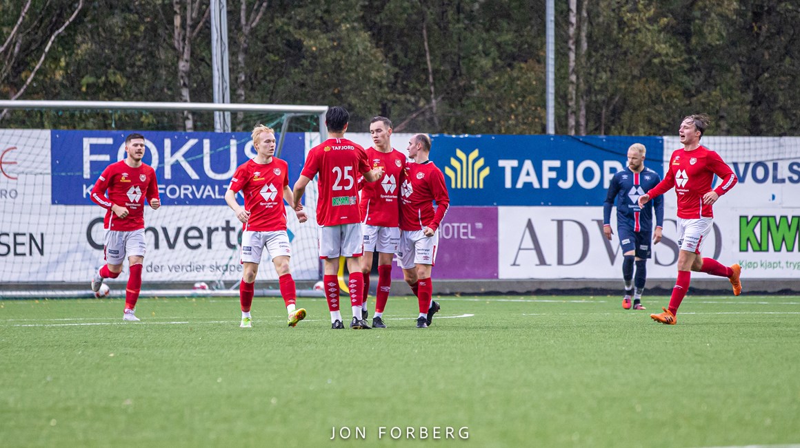 Erik Hansen har scoret og blir gratulert av medspillerne. (Foto Jon Forberg)