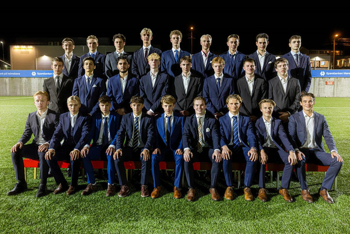 Årets mest velkledde lag: Aksla G19 klar for avslutningsfesten på klubbhuset.