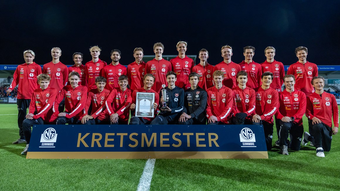 Fra markeringen på Høddvoll der KM-pokal og diplom ble utdelt. Bak fra venstre: Ulrik Melbye Thingnæs, Matheo Nøstdal Hatlenes, Noah Iversen Bratseth, Emil Persson, Emin Baris Koc, Nikolai Langvatn Eide, Hermann Gjerdsbakk Hovelsrud, Simen Devold Fiske, Adrian Volstad, Erlend Lyngstad, Aleksander Slotsvik, Erlend Graff Halkjelsvik, Håvard Vågan Hessen.
Fremme fra venstre: Oskar Ljunggren Stave, Finn Lehmann, Simen Fjelddahl-Jacobsen, Julian Myklebust Holmem, Jens Kverndokk Bjerkan, Jonas Bigseth Solheim, Sebastian Bjørkavåg Boufares, Henrik Dalen Skålbones, Martin Knutsen Furmyr, Yones Ødegaard, Isak Fet Vindenes, Markus Volstad.
Ikke til stede: Sondre Erstad
