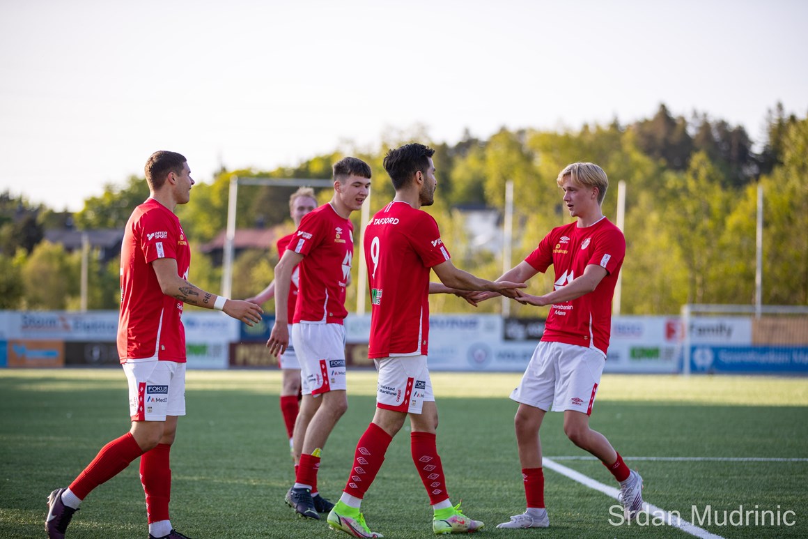 Tobias med assist til Khalil