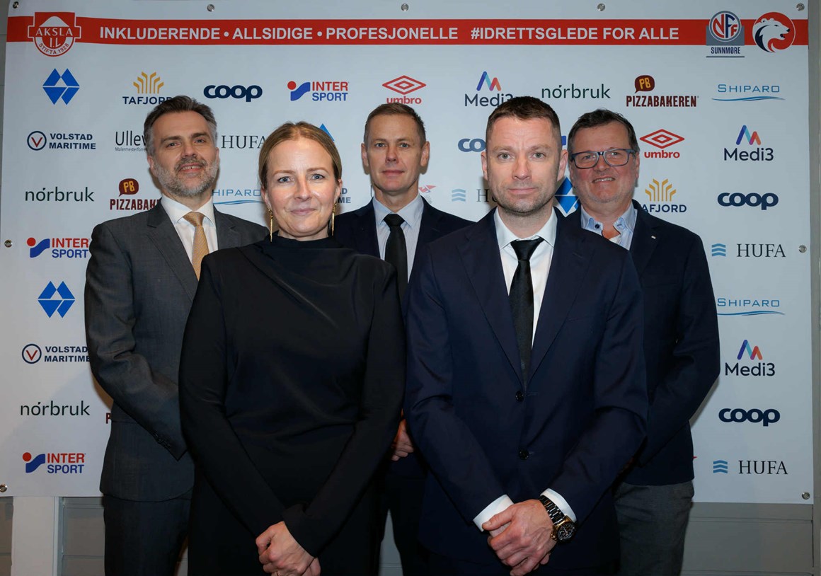 Støtteapparatet. Fra venstre: Sindre Halkjelsvik (assistenttrener), Kathrin Enebakk (lagleder), Trond Thingnæs Olsen (hovedtrener), Trond Volstad (assistenttrener), André Holmem (assistenttrener).